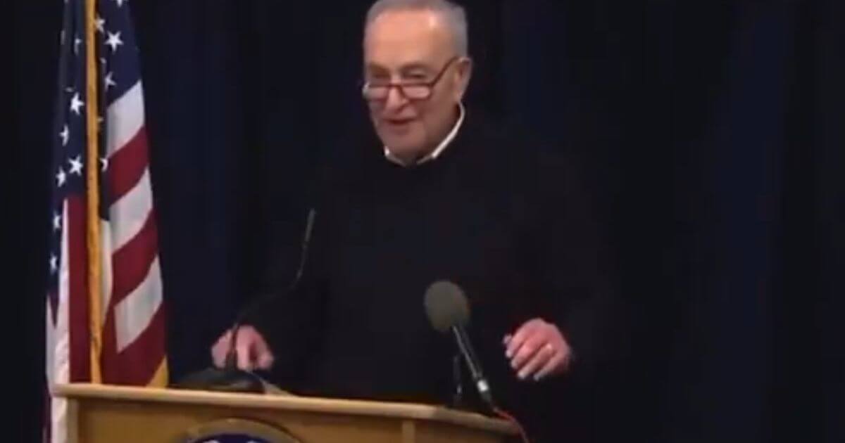 Senador Schumer questiona natureza de “Drones Misteriosos” e descarta origem militar